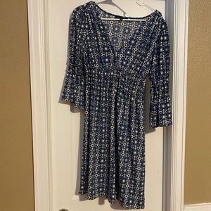 Cute v-neck comfy dress in stretchy fabric